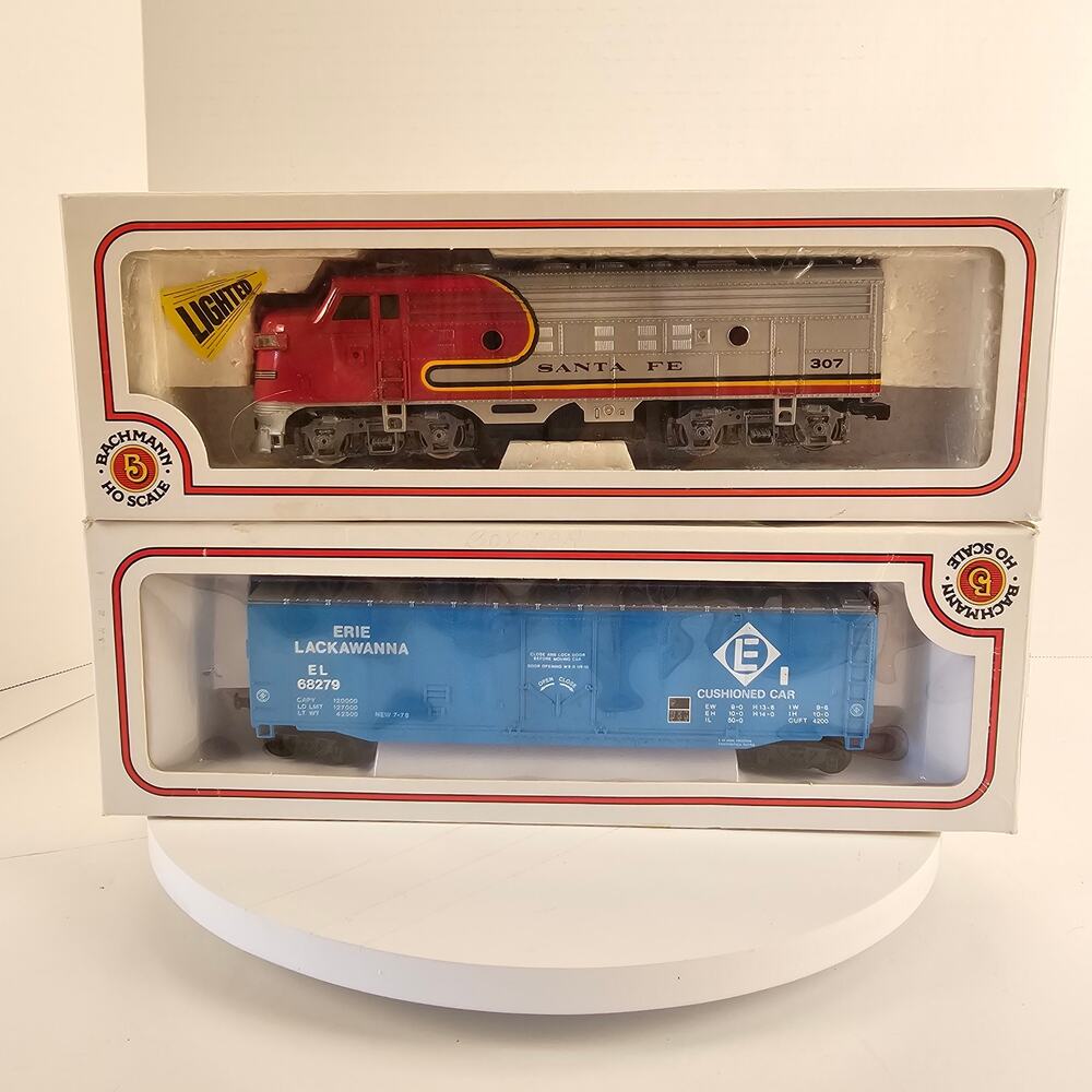 Bachmann HO Scale Santa Fe F9 Diesel 307 & Erie Lackawanna Box Car Lot